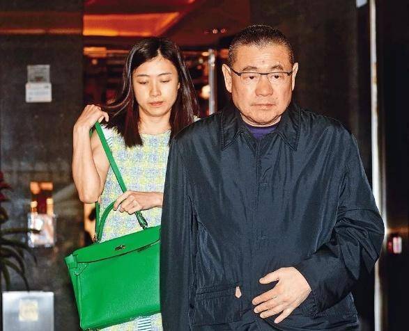 大手一挥奖励了甘比一栋价值3亿港元的豪宅,也让甘比刘家太太的身份