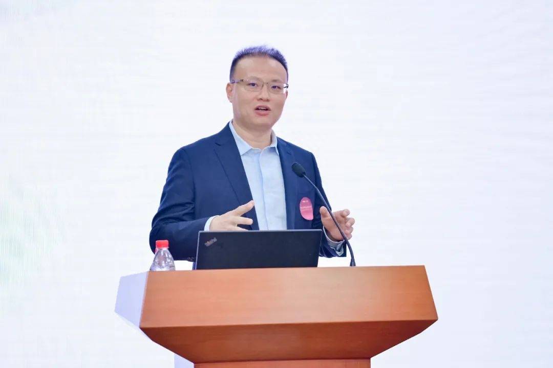 路明校友作主题分享项目分享和研习营介绍在主题分享环节后,柳建华