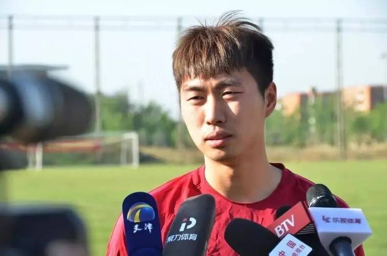 刘奕鸣:身材高大,当红国脚,一度很受里皮教练的喜爱_防守_足球