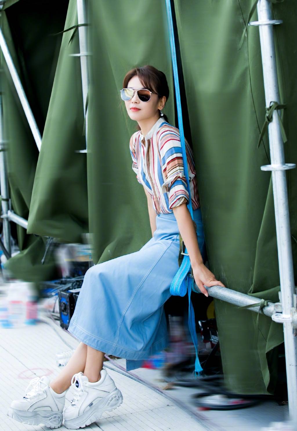 刘涛真是"逆生长",42岁还能穿s码女团装,嘟嘴比耶好俏皮_身段_状况