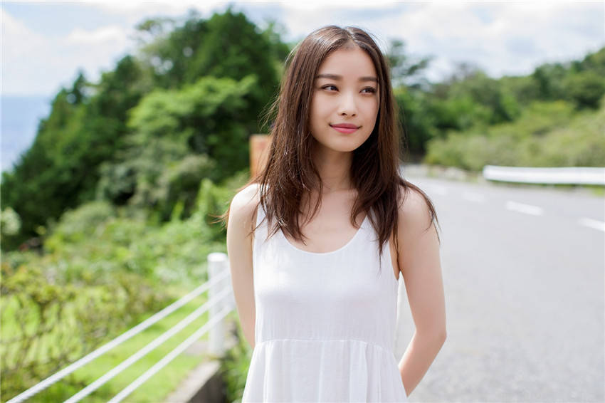 32岁倪妮近照:仪态优雅锁骨抢镜,侧颜非常能打_身材_观众_状态