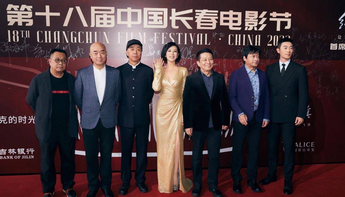 余男晒与吴京同框照,调侃他是严肃不起来的兄弟_观众_电影节_作品