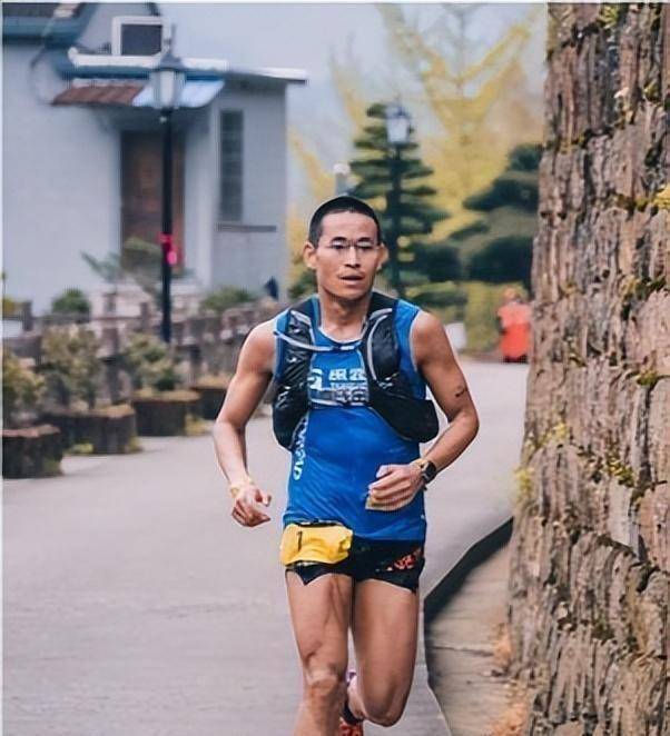 "跑神"梁晶:马拉松遇难,被日本冠军称英雄,2岁女儿替父领奖_比赛_选手