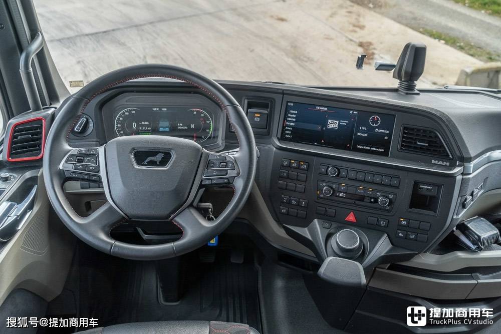 新一代tgx采用了新一代曼恩卡车的全新多媒体内饰,包含全液晶仪表盘