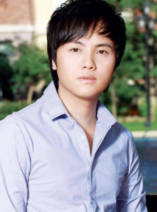 26《丁香花》歌手:唐磊"你说你最爱丁香花,因为你的名字就是它.