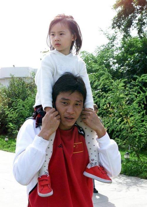 范志毅的英国籍女儿太美艳,身材凹凸有致,新男友是富二代国足