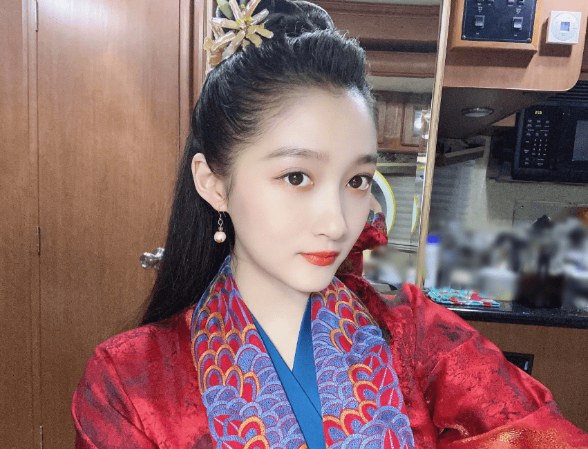 关晓彤警服路透疯传,英气十足成警花,可坐姿还是很"小女生"!