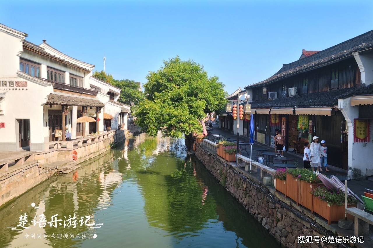 鸣鹤古镇西枕白洋湖,东接杜湖,湖外有牛头山,瘦尖山,毛家山和盐仓山