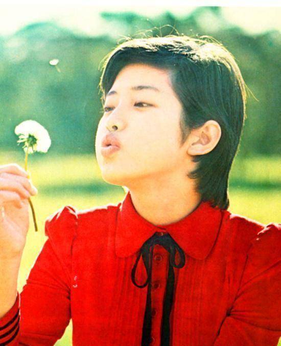 山口百惠在被采访时一直被问到关于父亲的事,她一般都会给出"小时候就