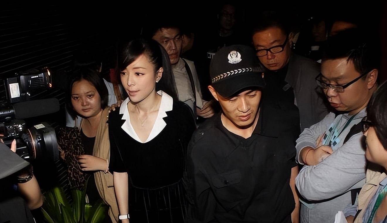 2009年顾长卫被拍到和一个漂亮女子在紧闭车窗的车内"戏耍",据悉