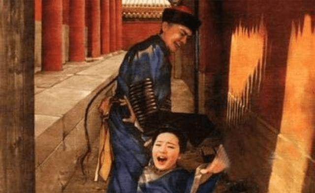 珍妃受刑剧照据说,老佛爷对珍妃的惩罚是"褫衣廷杖":扒了衣服,挨板子