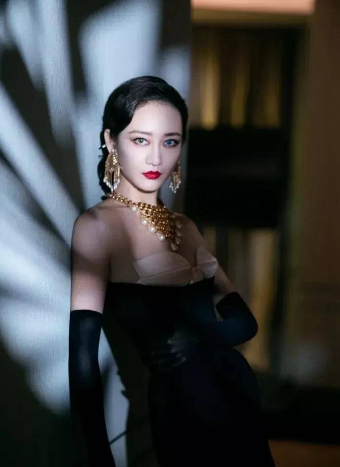 王鸥一袭黑色露肩连衣裙亮相,散发着优雅气质.