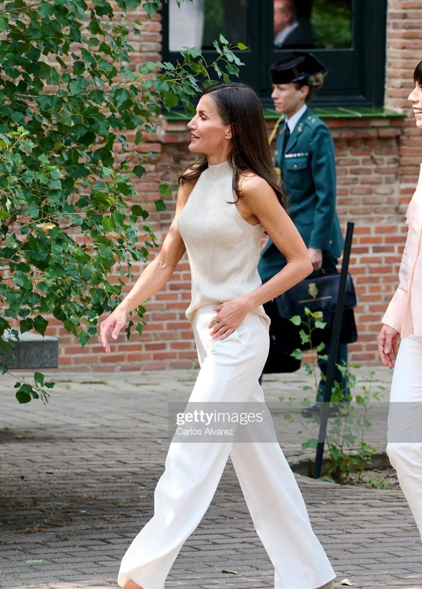 他的白发没有染,很自信,手臂肌肉也比较好_莱蒂齐亚_时尚_白色