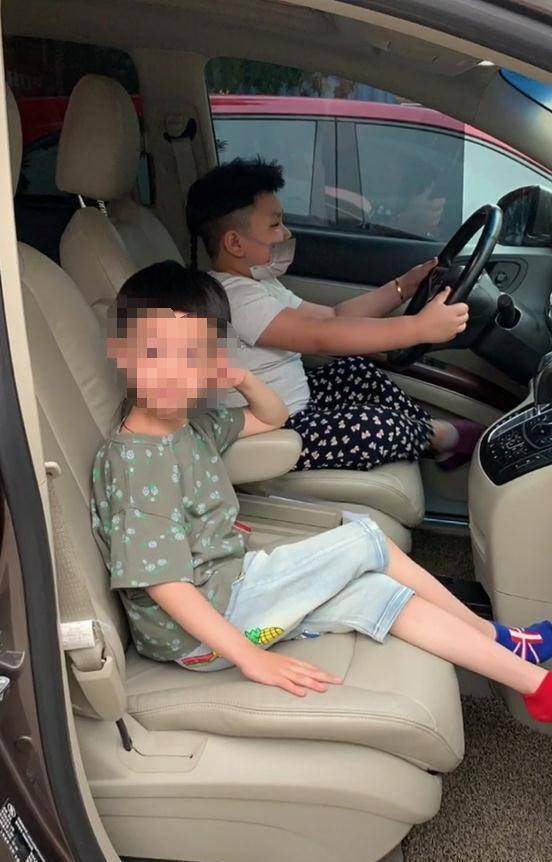 郭德纲6岁小儿子近照换发型,啤酒肚抢镜,低头痴迷玩平板坐姿豪放_汾阳