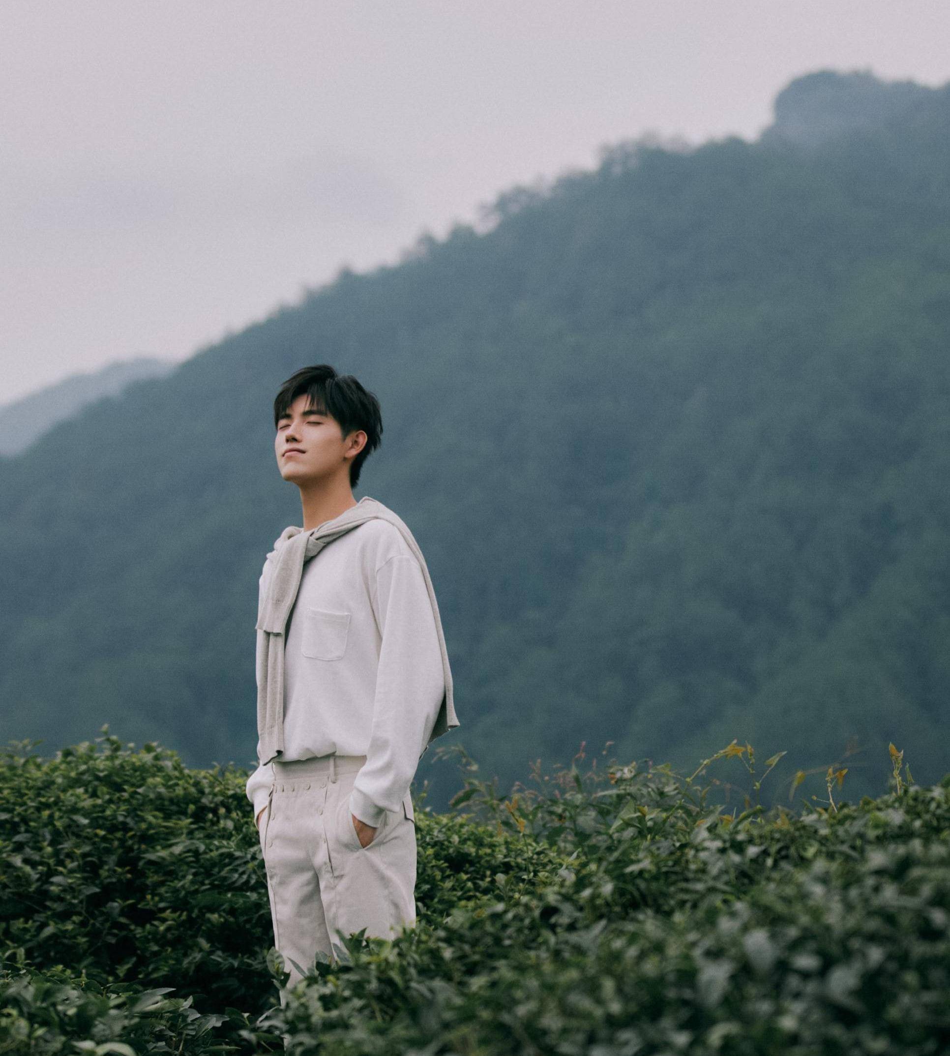 星二代陈飞宇晒健身照,八块腹肌好明显,迷人魅力藏不住_陈红_线条