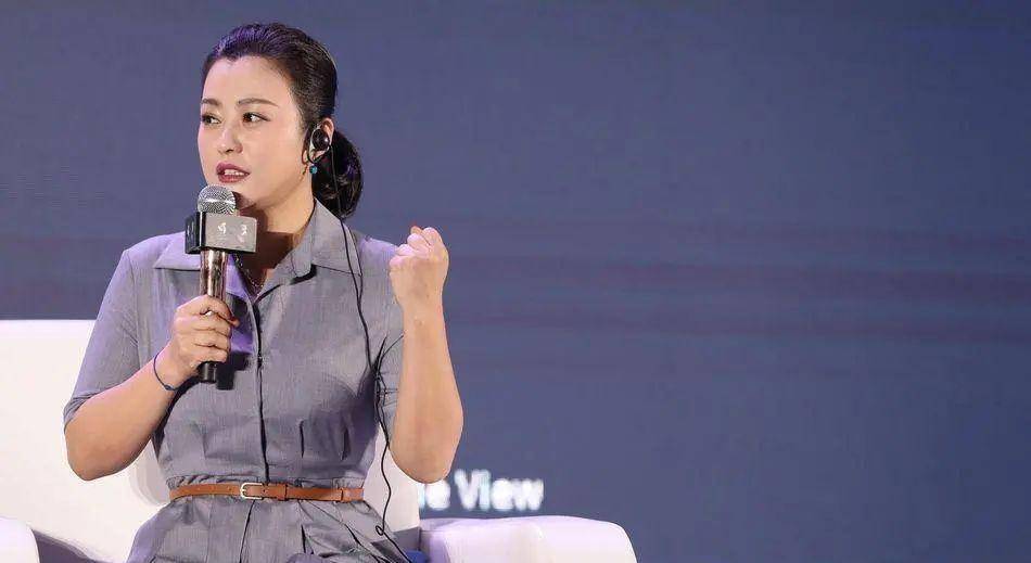 郝蕾发福了?穿简约衬衫裙优雅知性,脸蛋圆润富态十足_大气_身材_问题