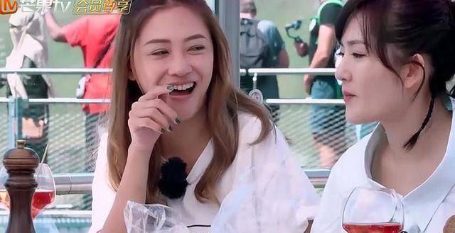 程莉莎调侃颖儿喉结比魏大勋的明显,魏大勋一番话替颖儿解围_姐姐