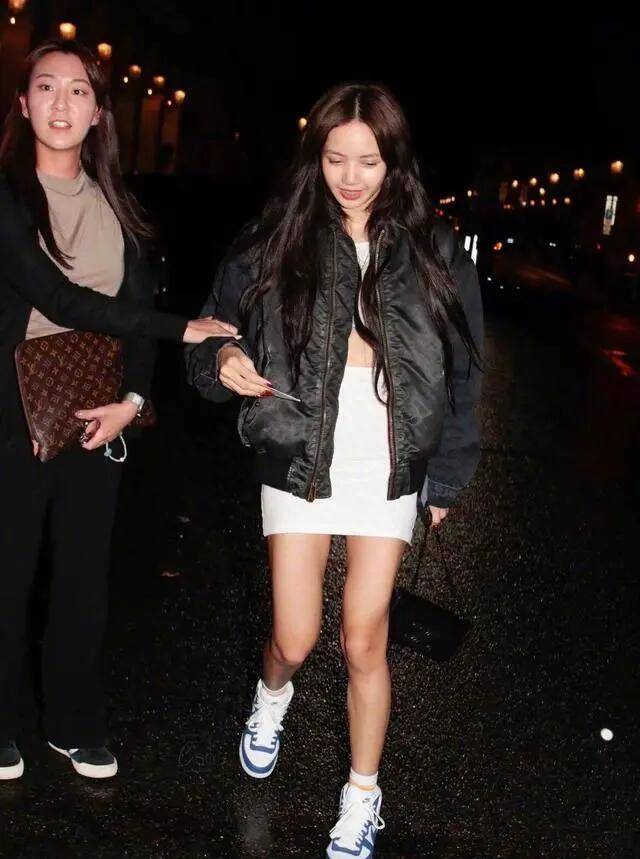 lisa真是有自信,照片发布无p,腿真实形态一目了然_外套_女生_运动