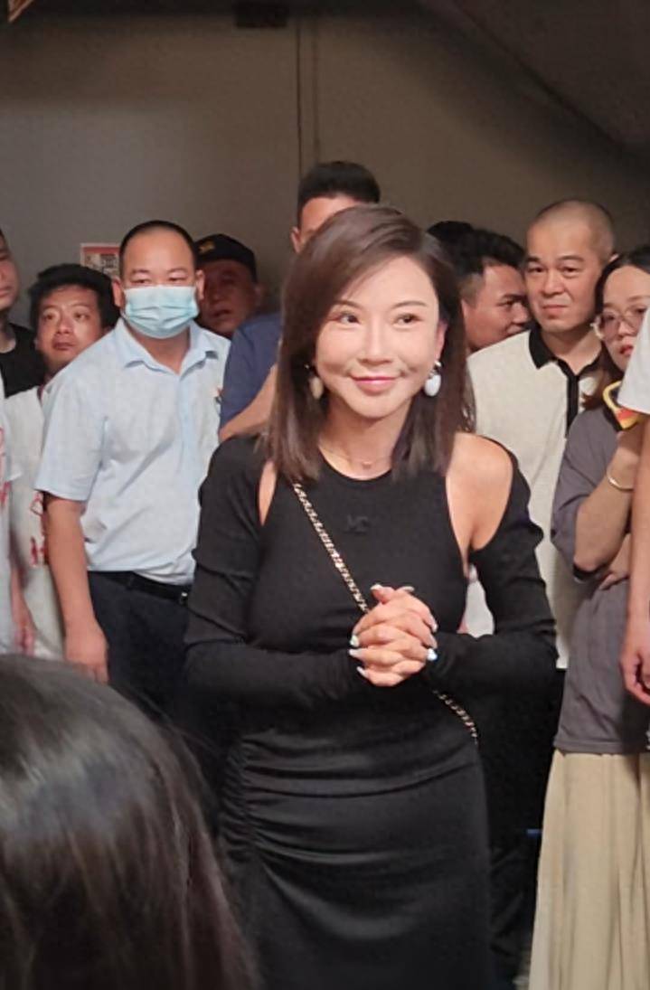 参观结束后,董潼在出镜中感动地说:"由于环境等原因,我已经四年没有回