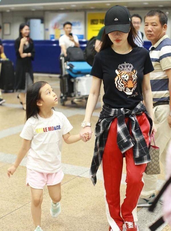 网友偶遇贾乃亮带甜馨游公园,开心戏水好可爱,比路人小孩高不少