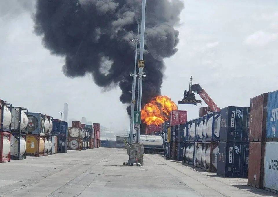 港口爆炸起火