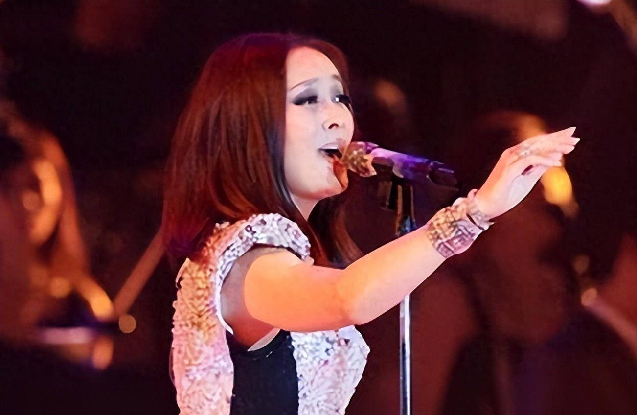 本来,舞台上的歌手因病无法到达现场,那英只能担任伴唱歌手这个职位.