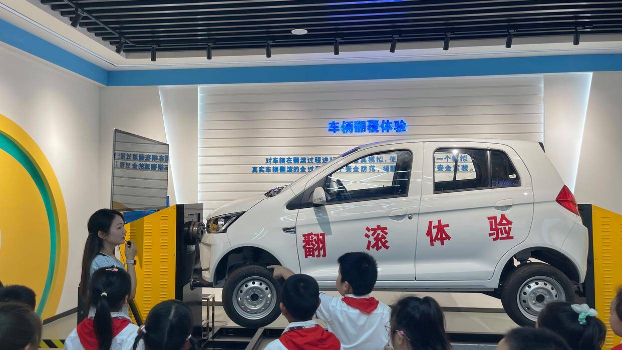 彭老师细心讲解,少先队员们见识到了很多专业气象设备,了解了百叶箱