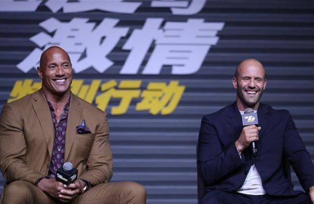 杰森斯坦森和巨石强森,穿西装现身《速激》,光头硬汉笑容甜美!