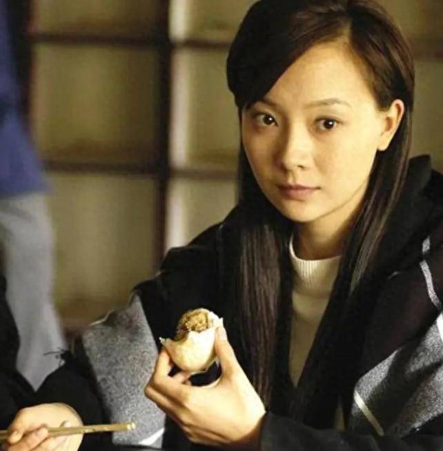 2005年,陈数在柳云龙自导自演的谍战剧《暗算》里饰演女一号"黄依依".