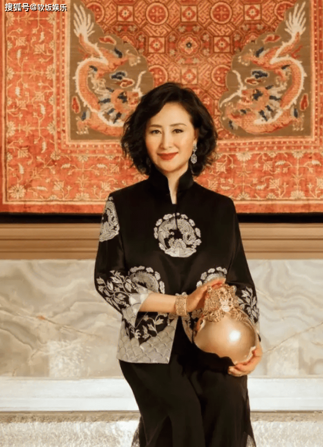 不得不说,何超琼的近况让人们看到了年龄并不是阻挡我们追求美丽的