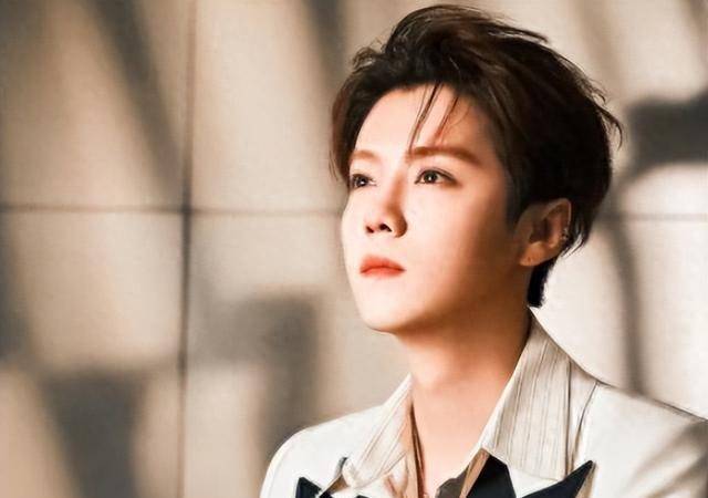 鹿晗风评由"娘"转"男子汉",只因官宣恋情,网友:坐等结婚_爱彼_平台