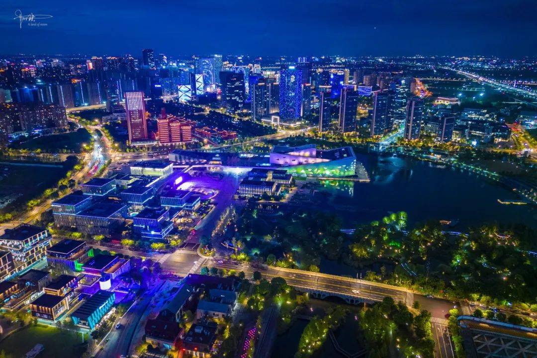 夜色阑珊中的临平,艺尚小镇和东湖公园环境幽雅,游客好像不多_灯光