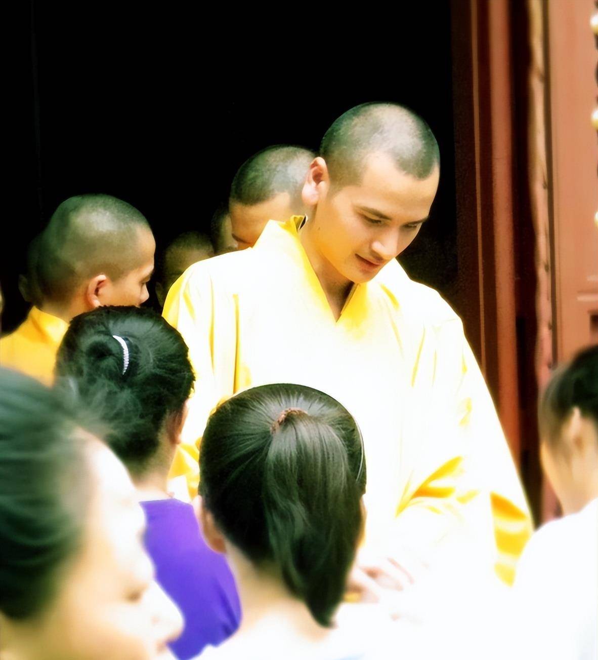 "释明心:放弃公务员当和尚,富婆送400万法拉利求婚_寺庙_父母_音乐