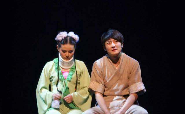 进了上海话剧艺术中心,也成了里面的大咖,后来成了大导演,那就是徐峥