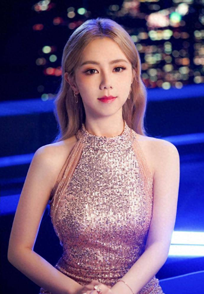 邓紫棋身穿紧身露肩连衣裙,凸显曼妙身材_音乐_魅力_个性