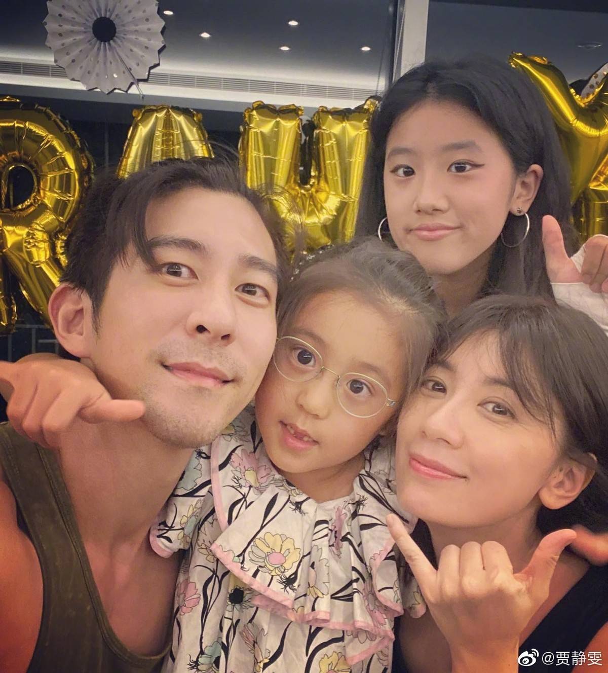 自己站在贾静雯修杰楷的背后,还比出了"六"字的亲妹祝福,整个家庭十分