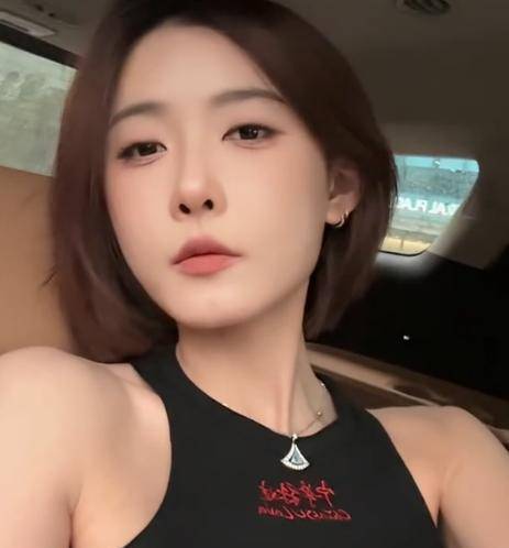 网红聂小雨示范汽车优点时遭批评,网友建议封杀_视频_穿着_平台