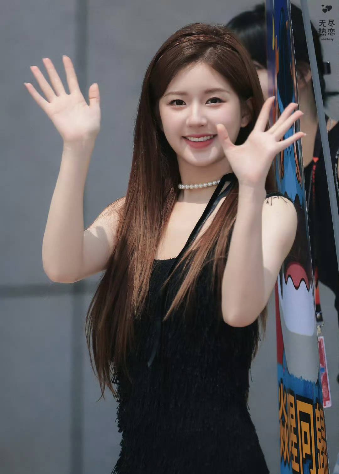 赵露思甜美升级,一身黑色羽毛裙搭马丁靴鬼马可爱,长直发飘逸如仙女