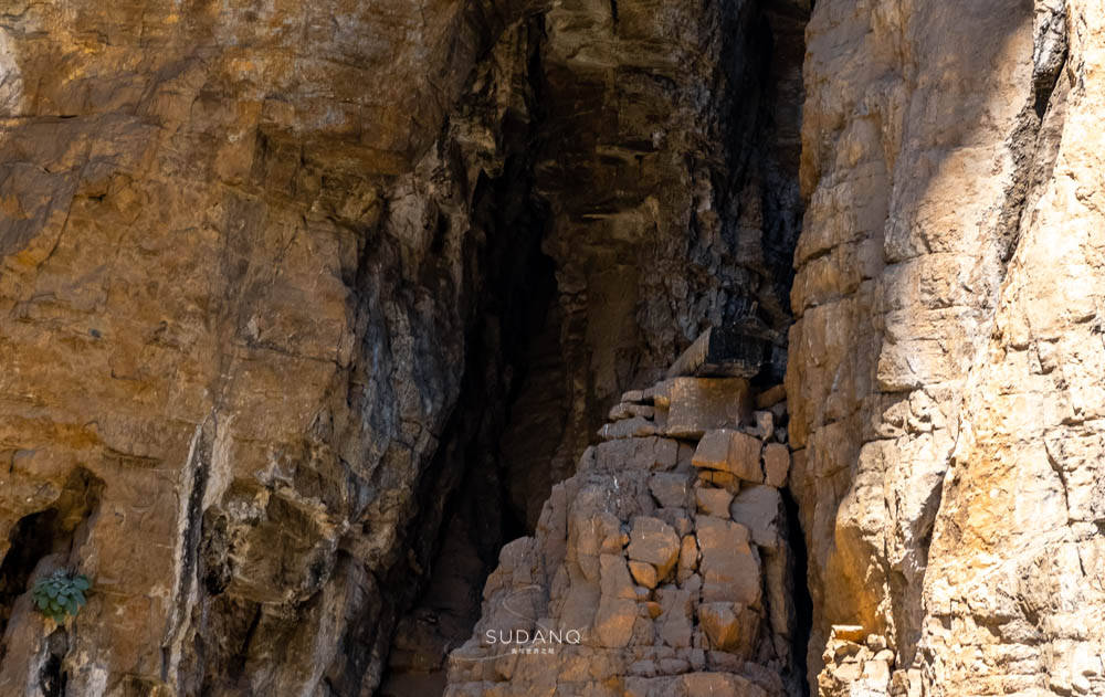 白盐山西侧榜江处),古栈道遗址;依旧是悬着千古未解之谜的风箱峡悬棺