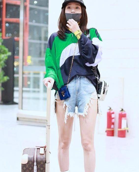 秦岚早秋青春感造型活力十足,毛边牛仔短热裤大秀美腿_卫衣_设计_款式