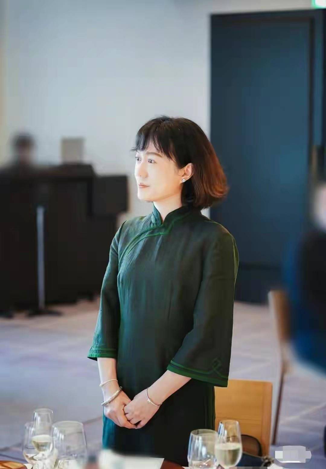 47岁翁帆在国外穿旗袍,气质优雅,笑容平和自信,老人久病堪忧_网友