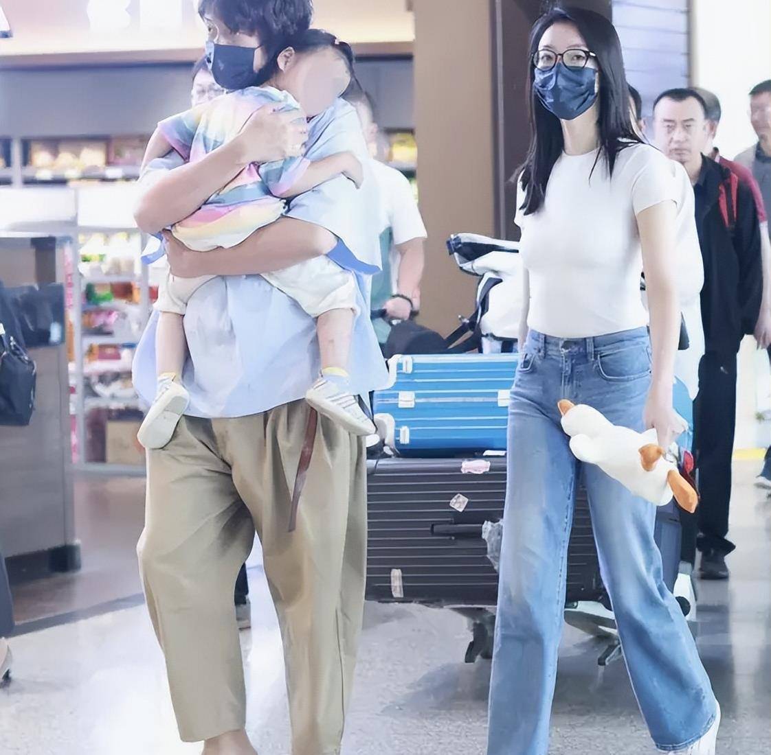 王传君一家三口罕露面!