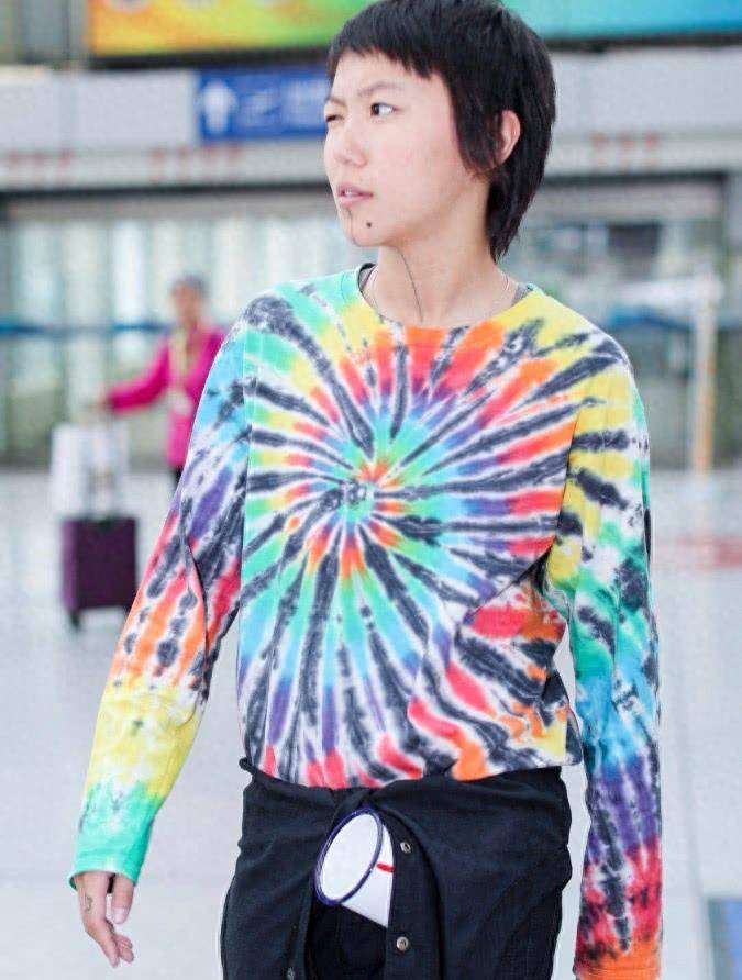 窦靖童的彩虹上衣太晃眼了,这个茶缸子就这么割舍不掉吗?