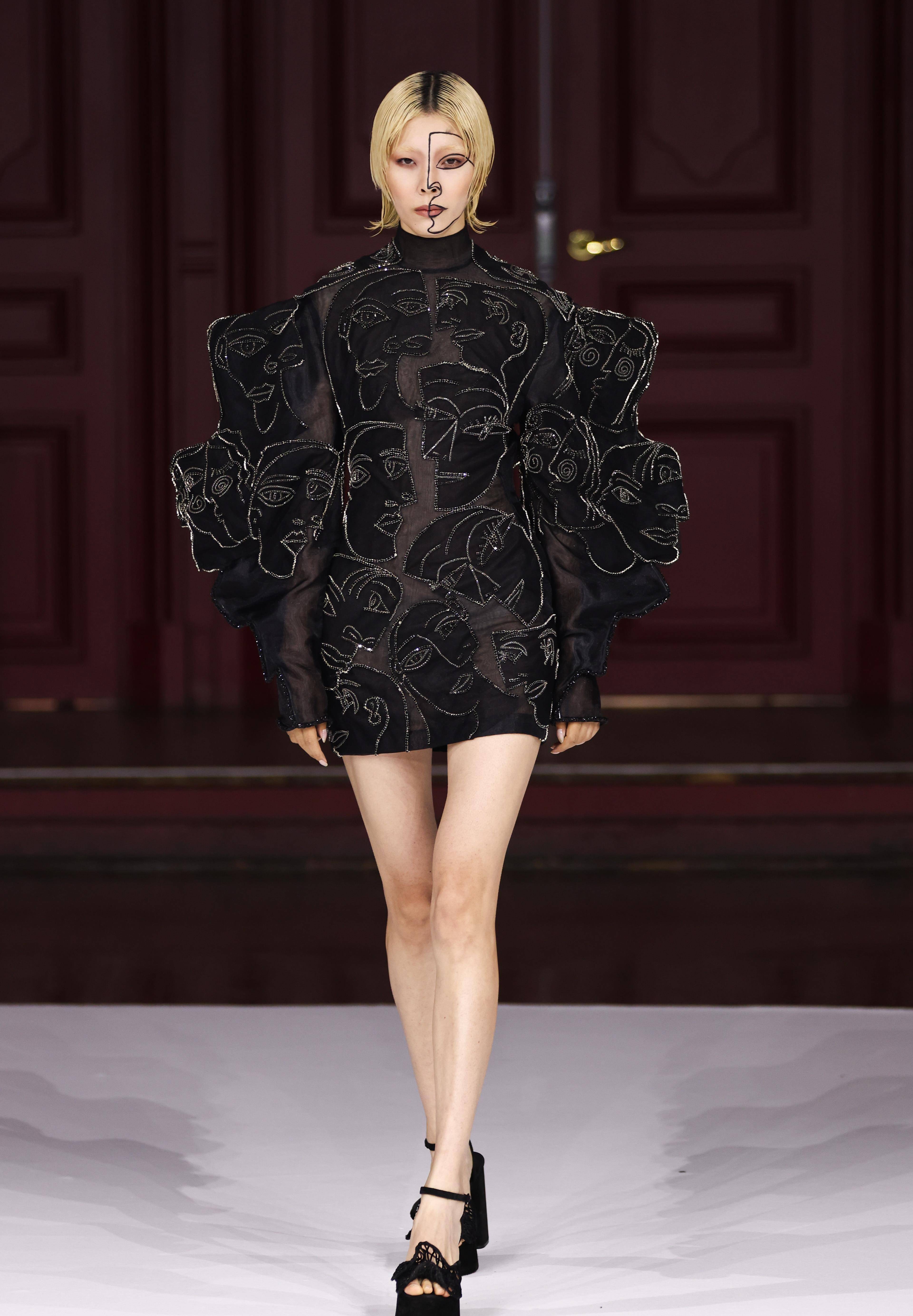 3月6日,模特在国外巴黎高级时装周上展示了设计师,胡安娜,马丁设计的