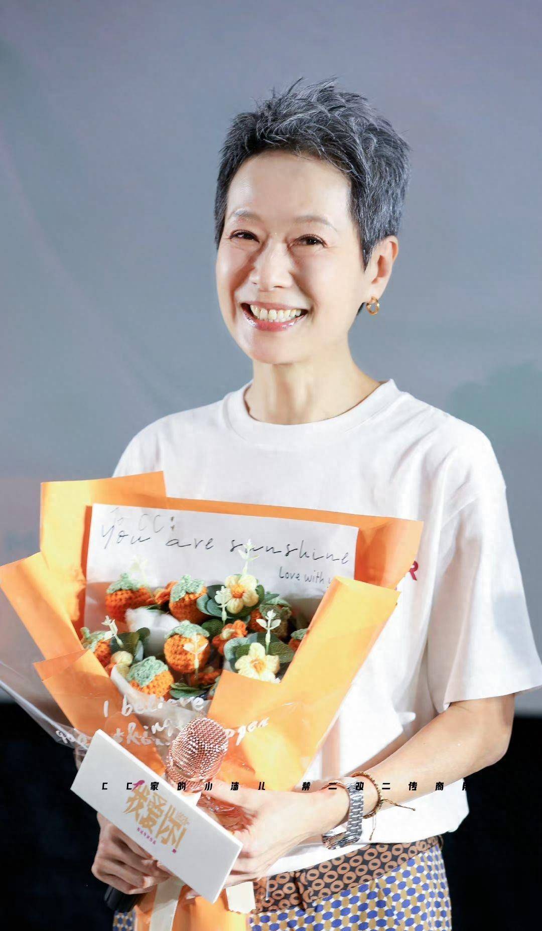 这才是真正的自然衰老:60岁叶童白发淡妆,不怕被嘲笑显老_发型_丝巾