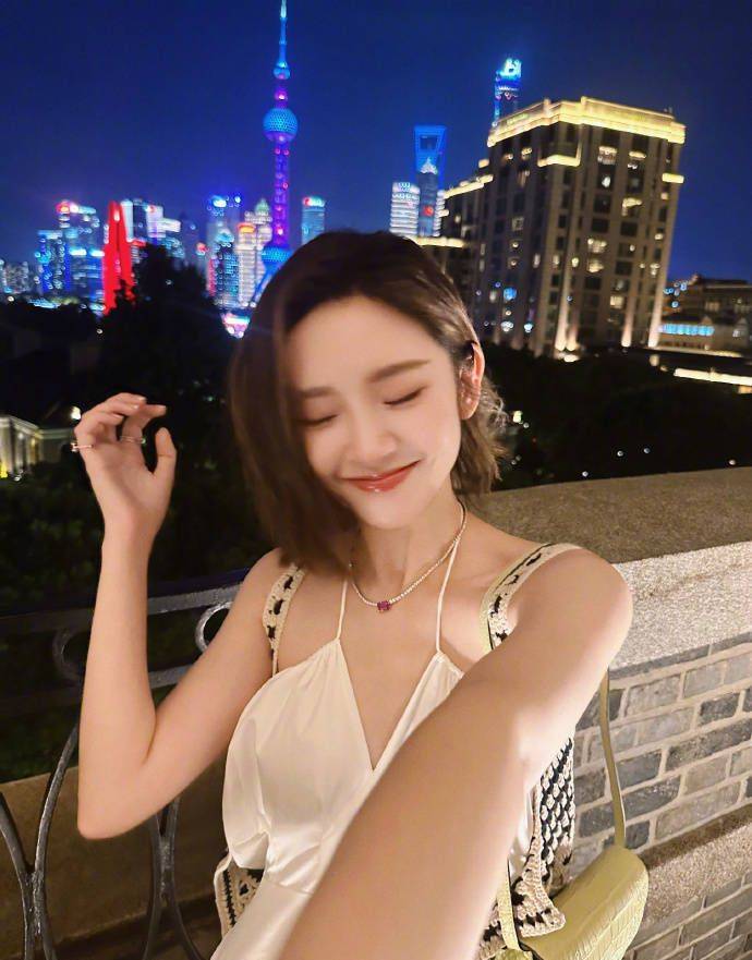 唐艺昕分享夜景美照,她身穿吊带裙在夜幕中开心比耶,笑容超甜!