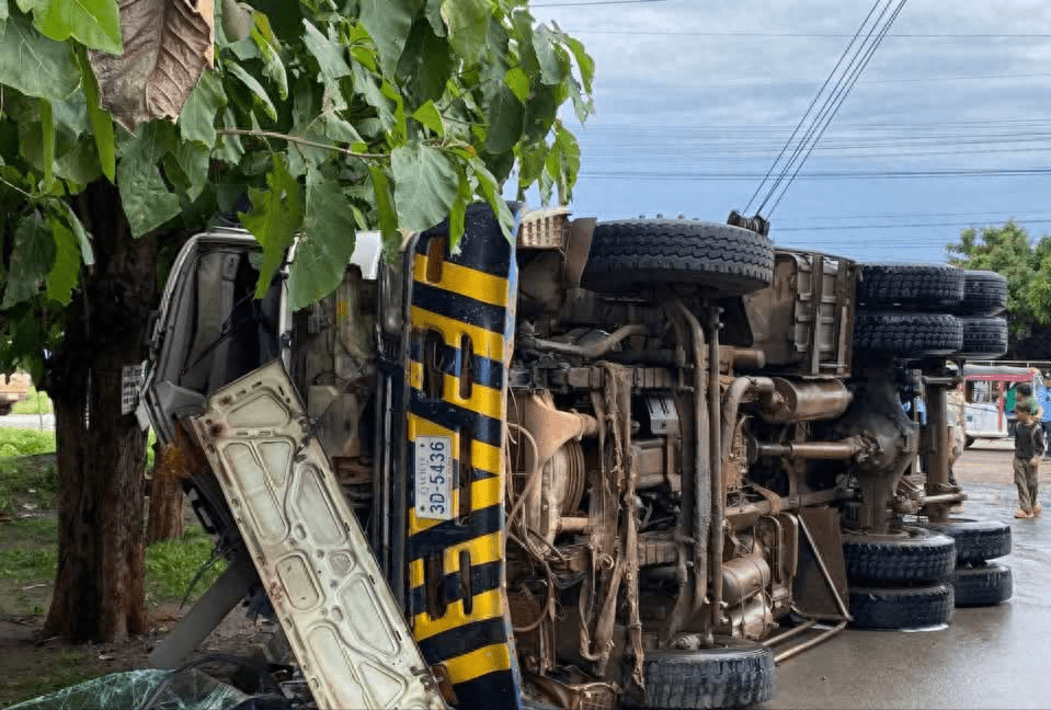 柬埔寨油罐车侧翻漏油遭民众哄抢,专家提醒风险!_燃料_事件_部分