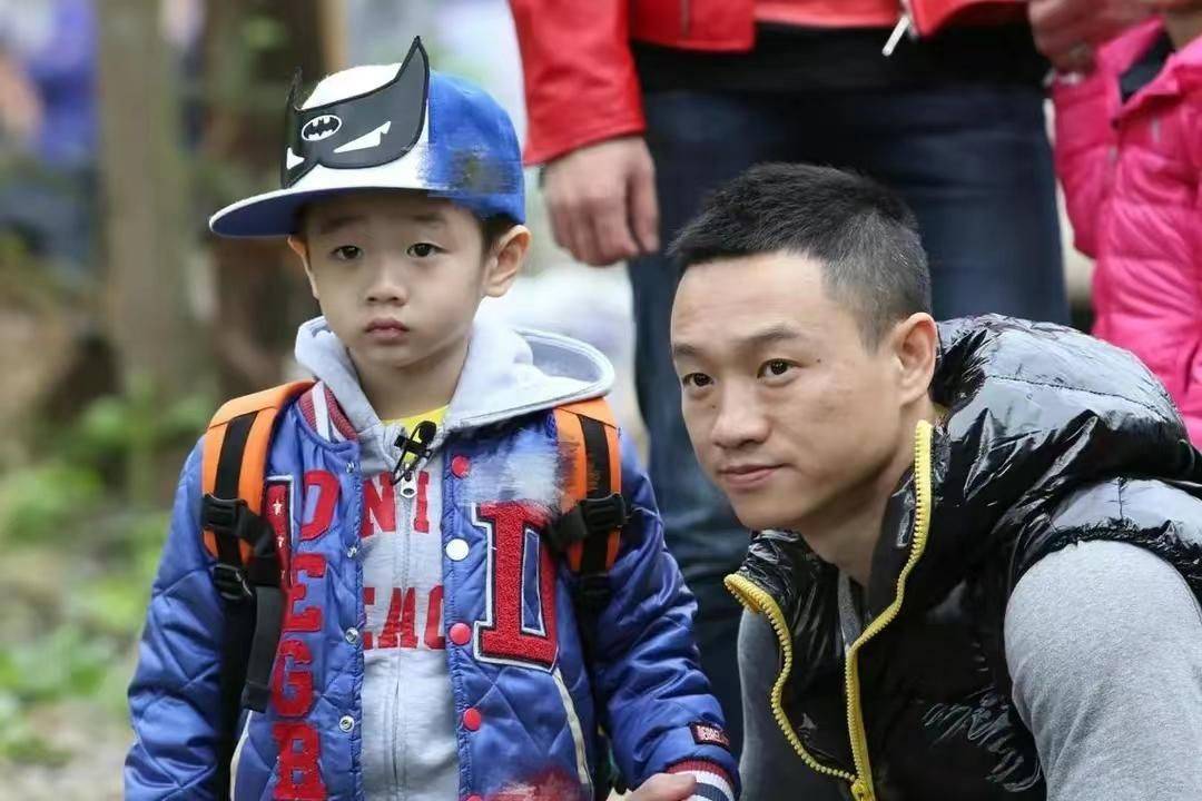 杨云送13岁儿子开学,贵族学校环境好,杨阳洋被曝性格大变样_妈妈_爸爸