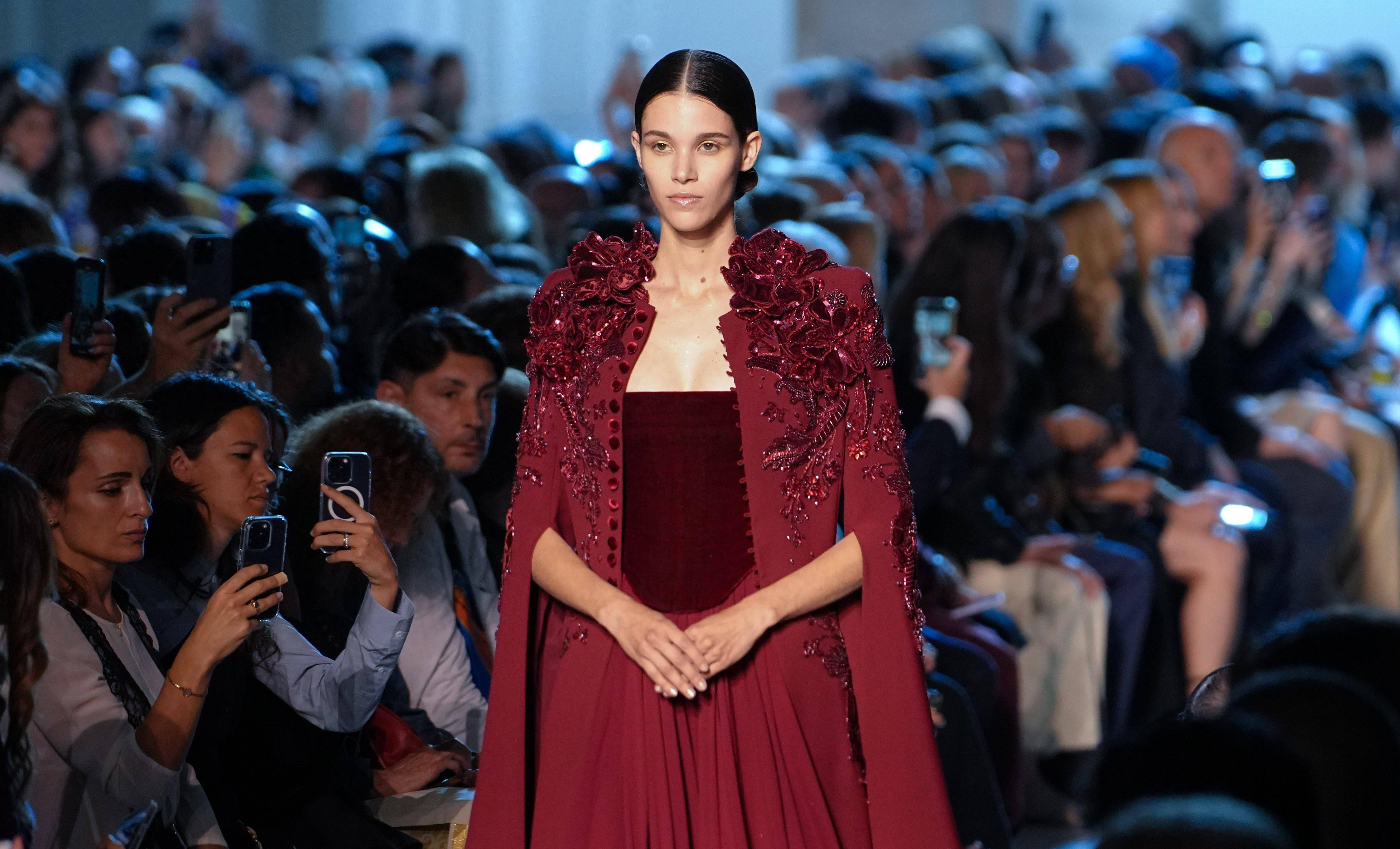 (外包二线)巴黎高级定制周-eliesaab品牌时装秀(3)_新华社_时装周