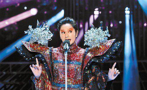 还记得那个唱神曲的歌手龚琳娜吗?